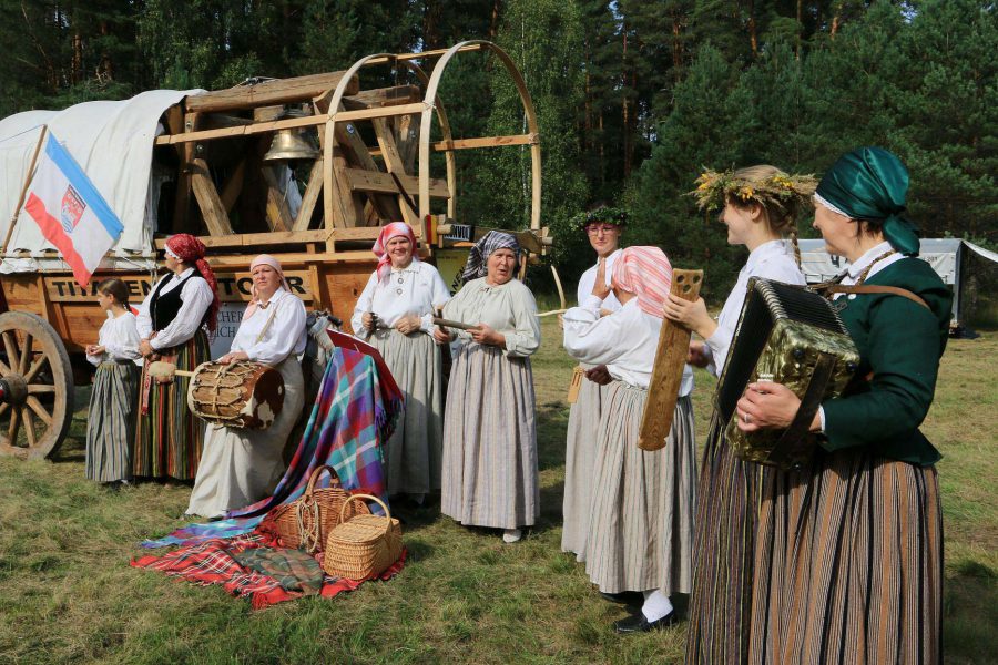 Einheimische empfangen uns - Titanen on tour in Estland