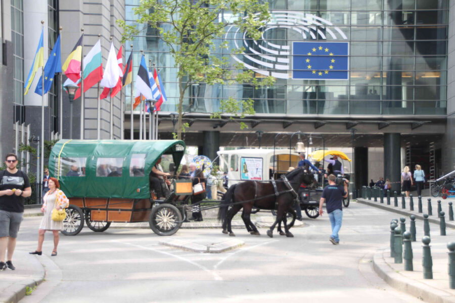 Friedensglocke vor dem Europaparlament Brüssel