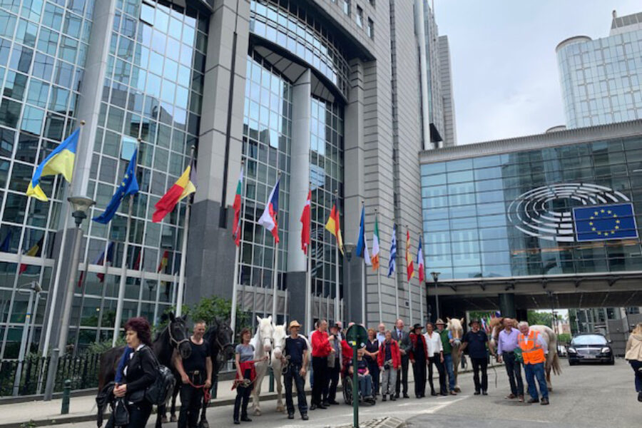 Verein Friedensglocke vor dem Europaparlament Brüssel