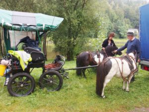 Christina und Agnes mit den Ponys