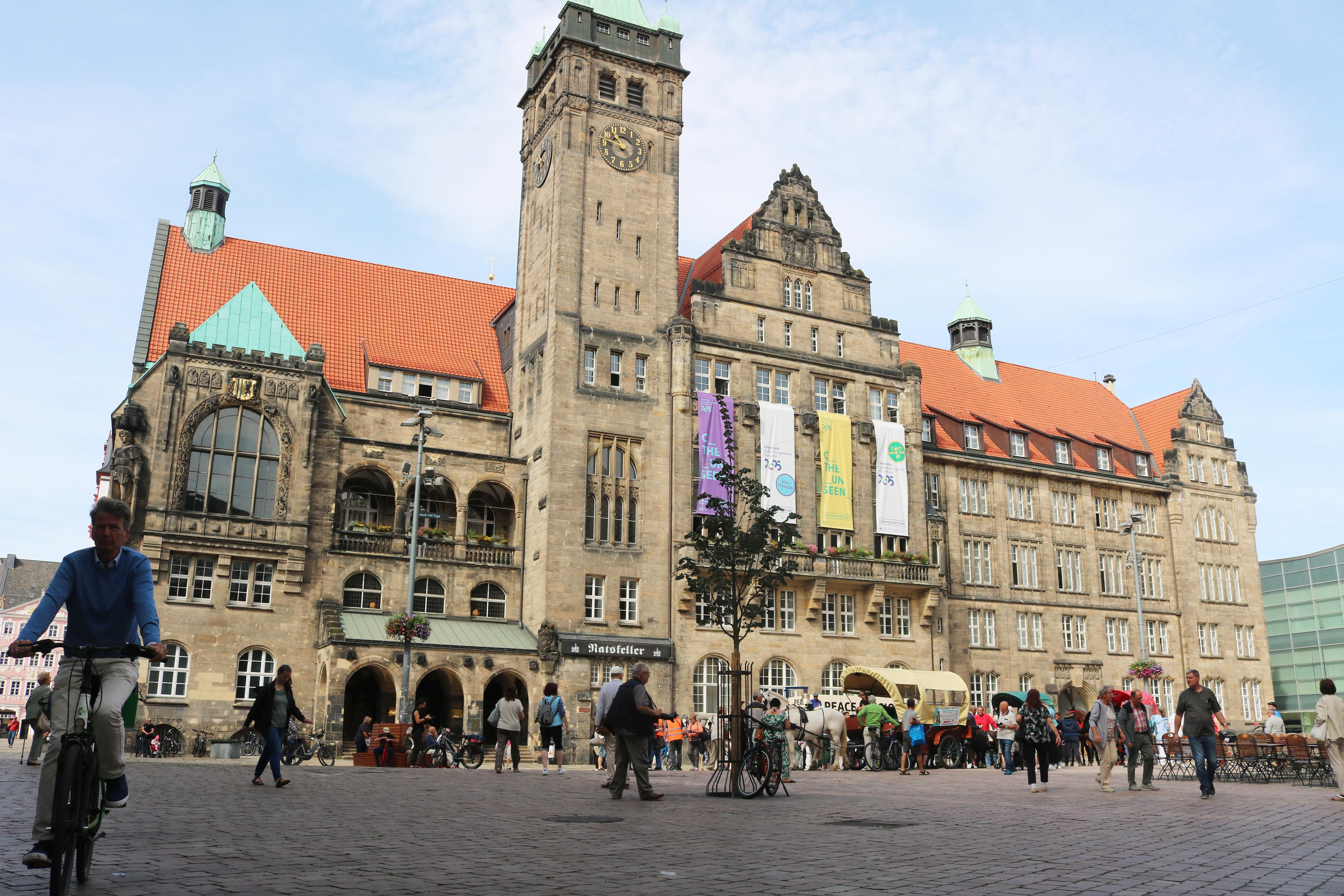 Treck vor dem Chemnitzer Rathaus