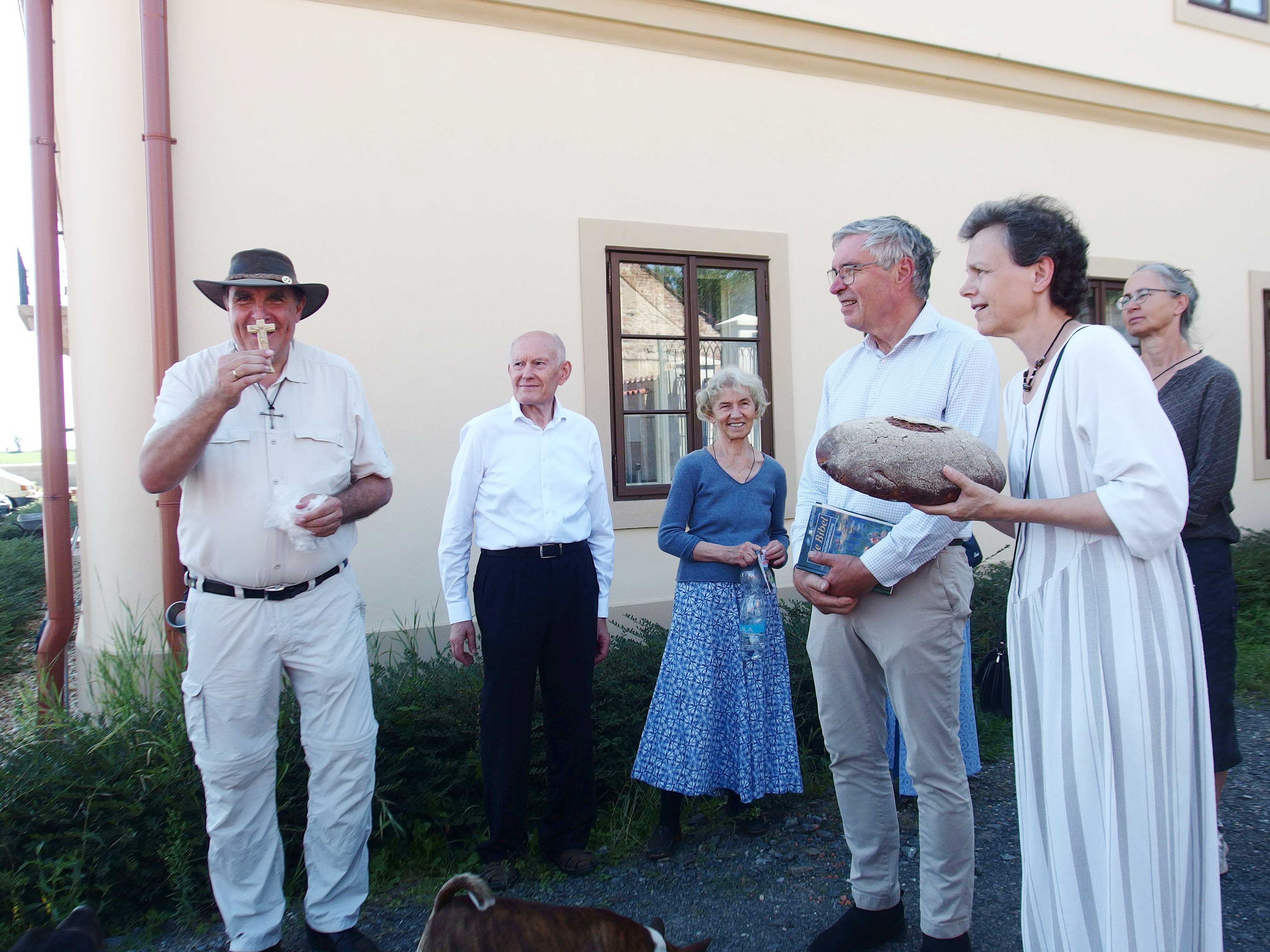 Geschenkaustausch Kreuz und Friedensbrot