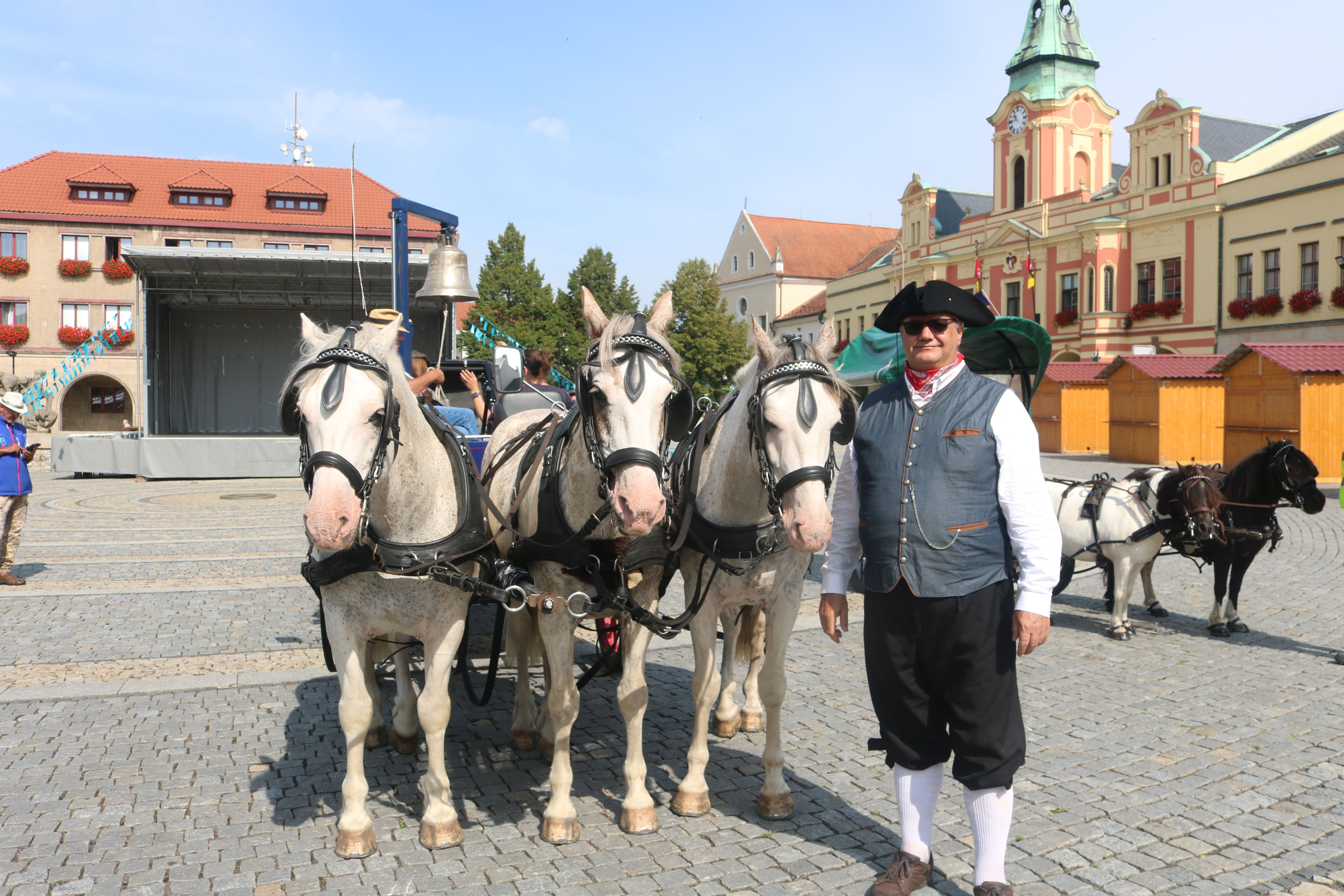 Unser Glockenwagen auf dem Melniker Marktplatz