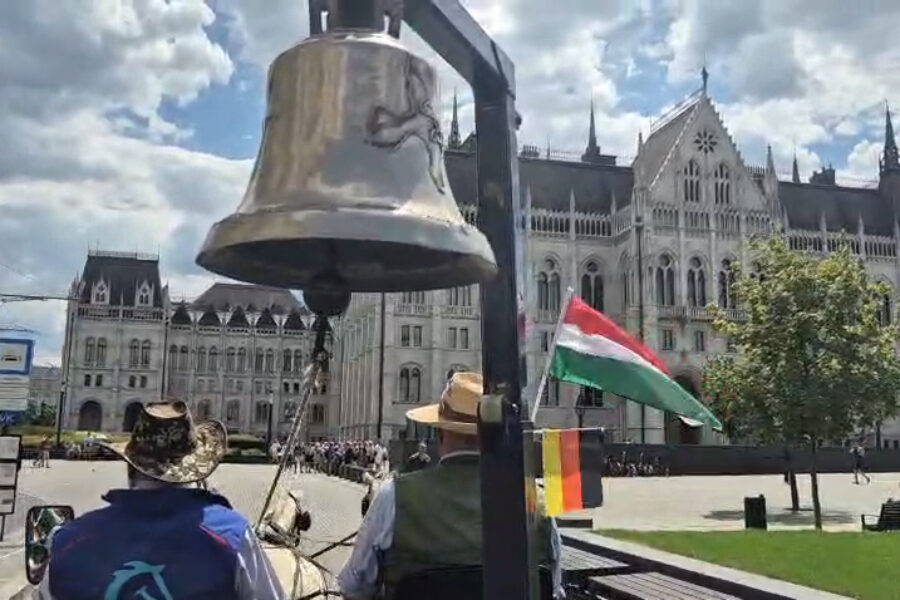 Pressemitteilung: Friedensglocke im ungarischen Parlament mit großem Wohlwollen und festlicher Atmosphäre empfangen