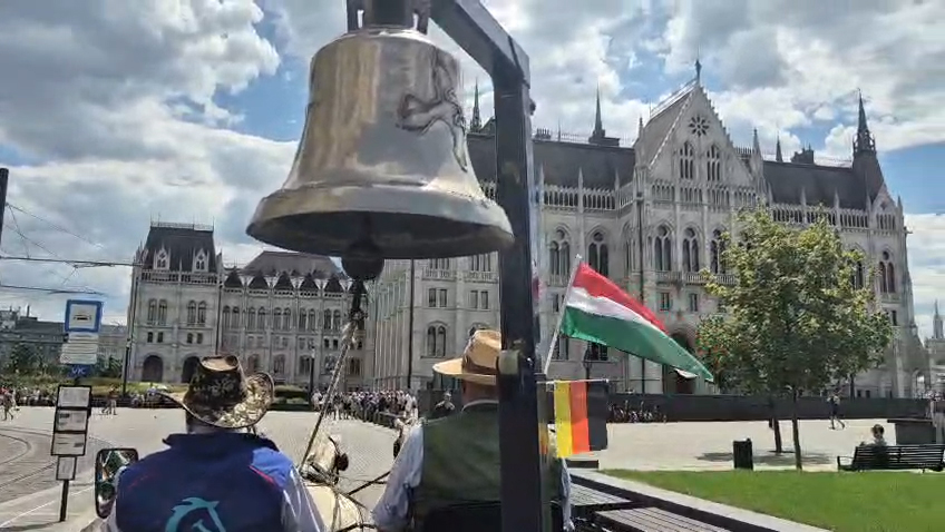 Pressemitteilung: Friedensglocke im ungarischen Parlament mit großem Wohlwollen und festlicher Atmosphäre empfangen