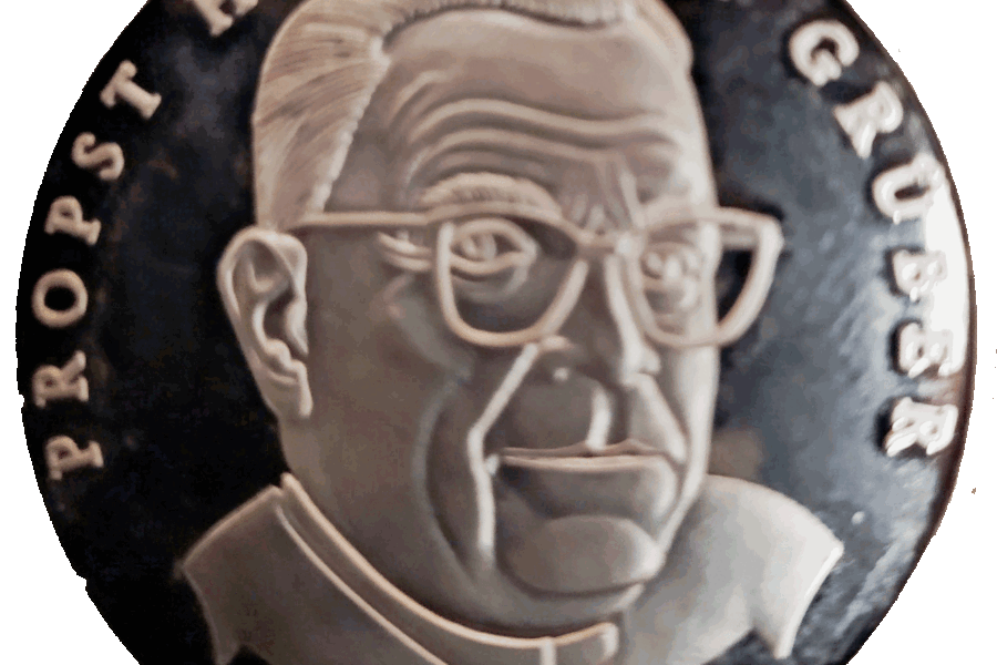 Gedenken an Propst Heinrich Grüber zum 50. Todestag: Enkel Michael Grüber verleiht Medaille an Friedensglocken e.V. – Erinnerung an einen „Gerechten unter den Völkern“